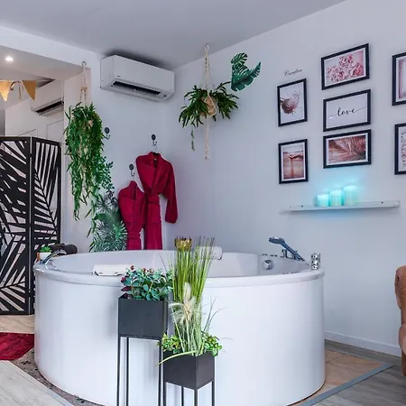 Suite L'Echappee - Maison Romantique - Spa & Sauna Privatif- Pole Dance - Lit Rond Avec Miroir Au Plafond Pezarches Exterior foto